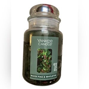 Yankee Candle in the White Pine & Mistletoe Collection 22oz